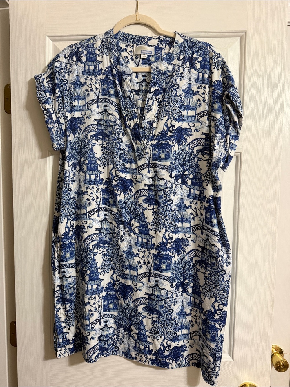 Jayes Studio Blue and White Chinoiserie Pagoda Short Sleeve V Neck Dress Medium